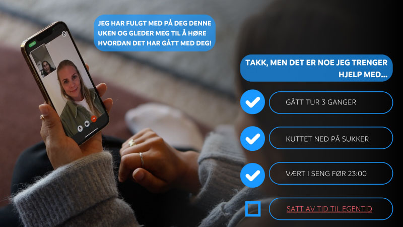 Bilde viser en kvinne som sitter i sofaen mens hun ser på en mobiltelefon og har en app åpen. På bildet ser du også eksempel på dialog fra app'en.