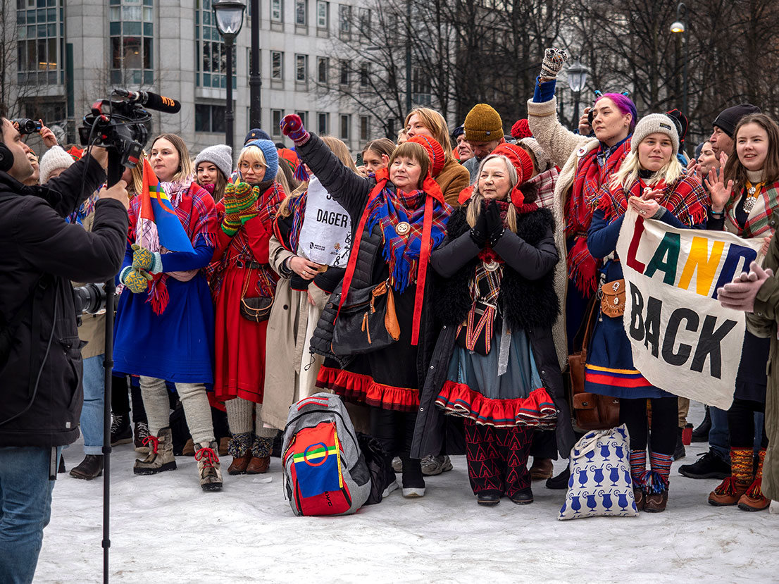 Samer som protesterer foran Stortinget