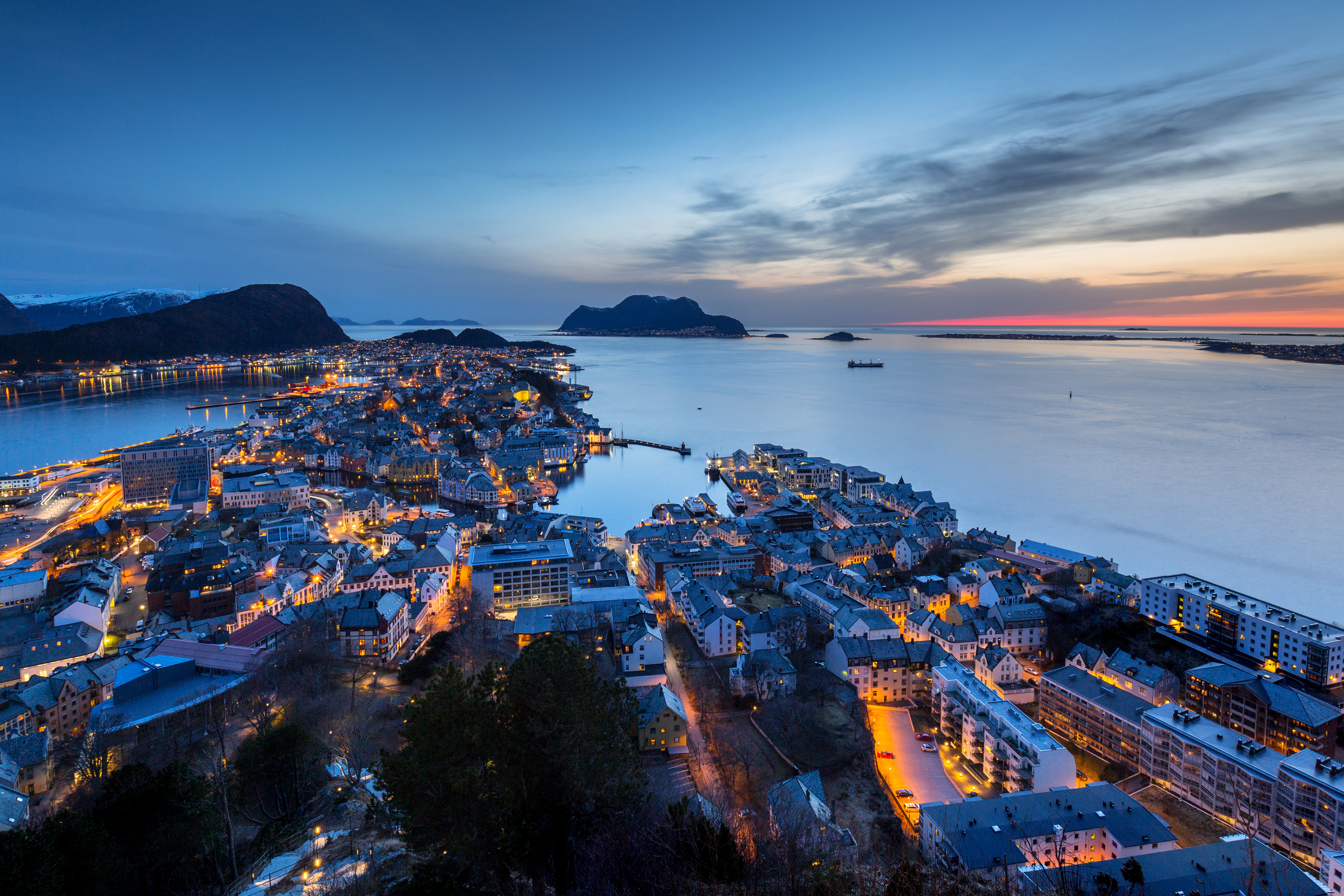 Skumring over Ålesund. Foto: Shutterstock